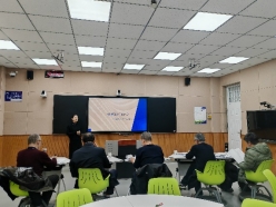 人们在房间里

AI 生成的内容可能不正确。